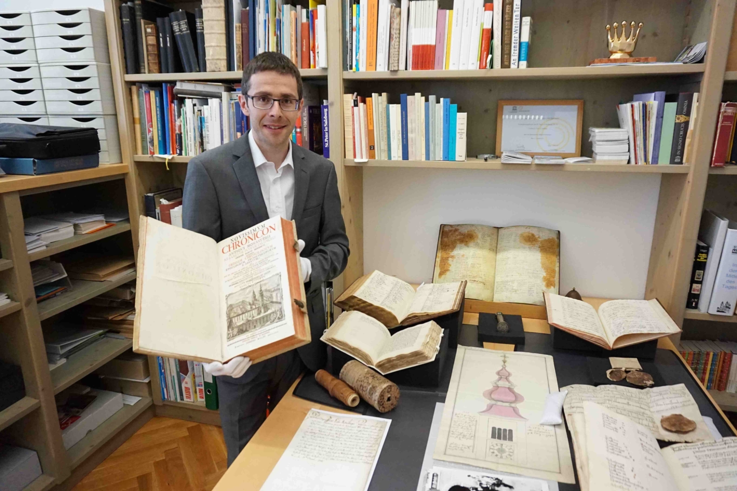 Der Stiftsarchivar von St. Peter präsentiert historische Dokumente aus dem ältesten Stift im deutschen Sprachraum.