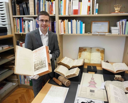 Der Stiftsarchivar von St. Peter präsentiert historische Dokumente aus dem ältesten Stift im deutschen Sprachraum.