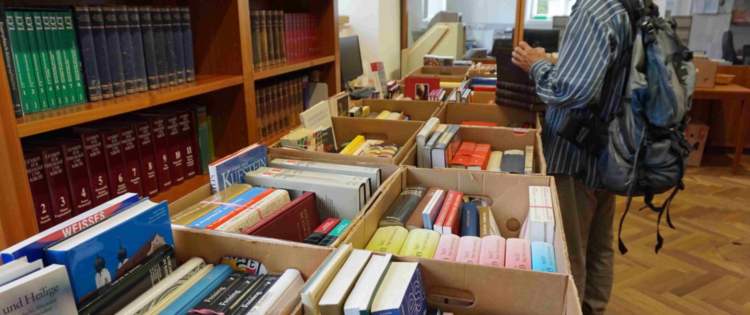 Schnäppchenjäger schlagen beim Büchermarkt im Archiv der Erzdiözese zu.