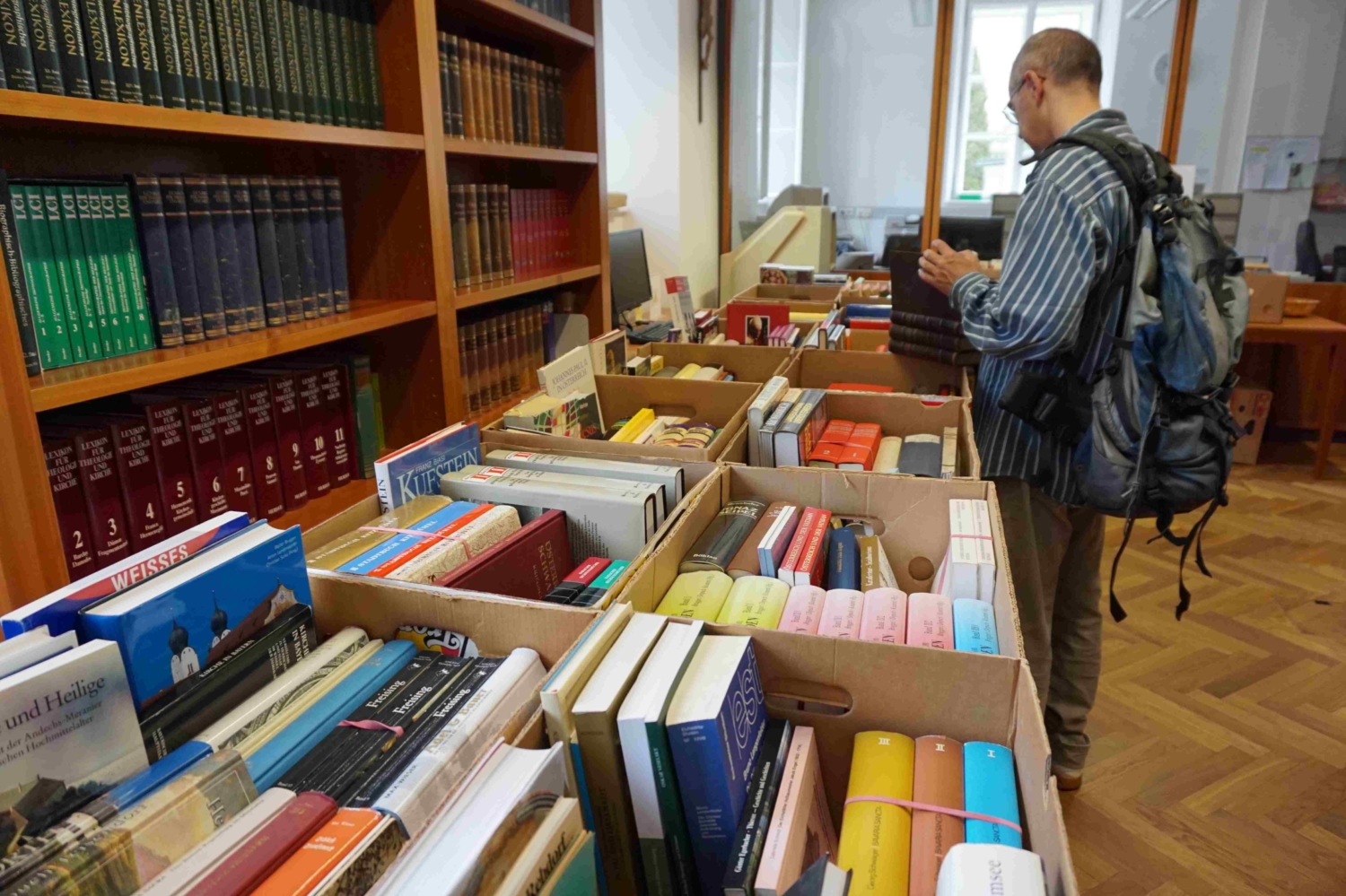 Schnäppchenjäger schlagen beim Büchermarkt im Archiv der Erzdiözese zu.