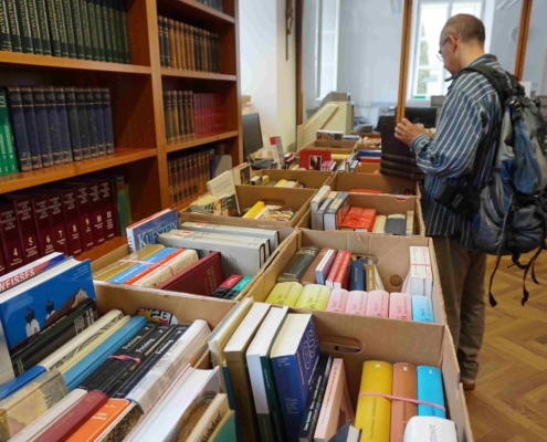 Schnäppchenjäger schlagen beim Büchermarkt im Archiv der Erzdiözese zu.