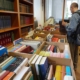 Schnäppchenjäger schlagen beim Büchermarkt im Archiv der Erzdiözese zu.