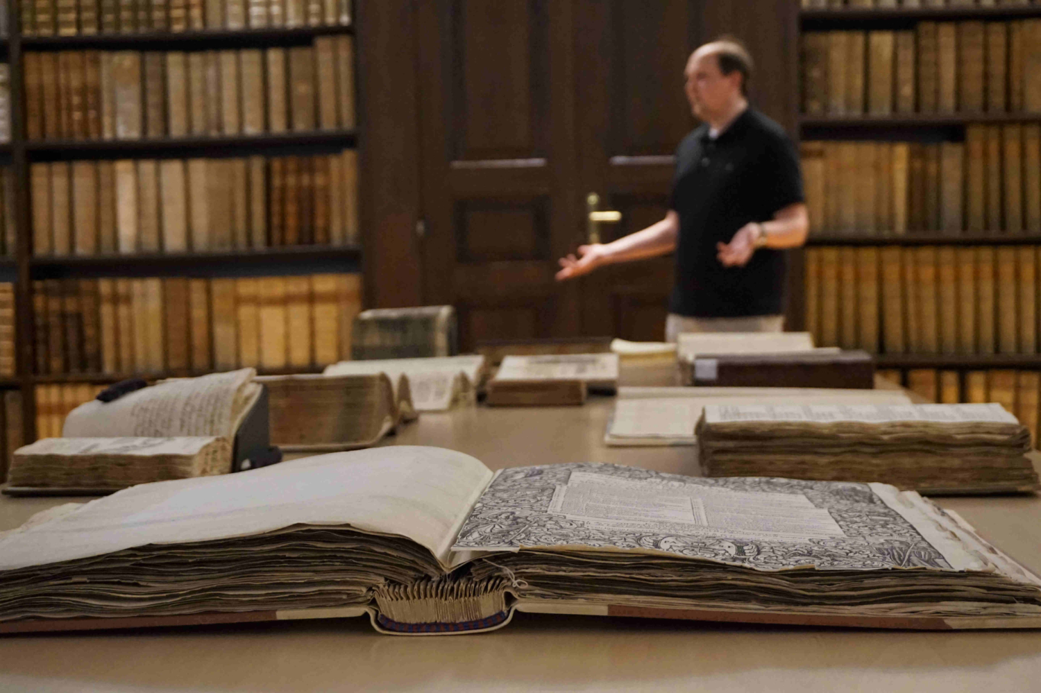 Historische Bücher und wertvolle Texte zeugen von der langen Vergangenheit der Uni Salzburg.