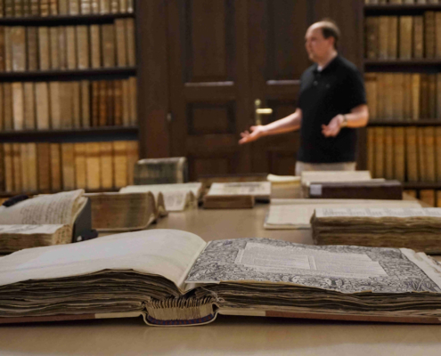 Historische Bücher und wertvolle Texte zeugen von der langen Vergangenheit der Uni Salzburg.