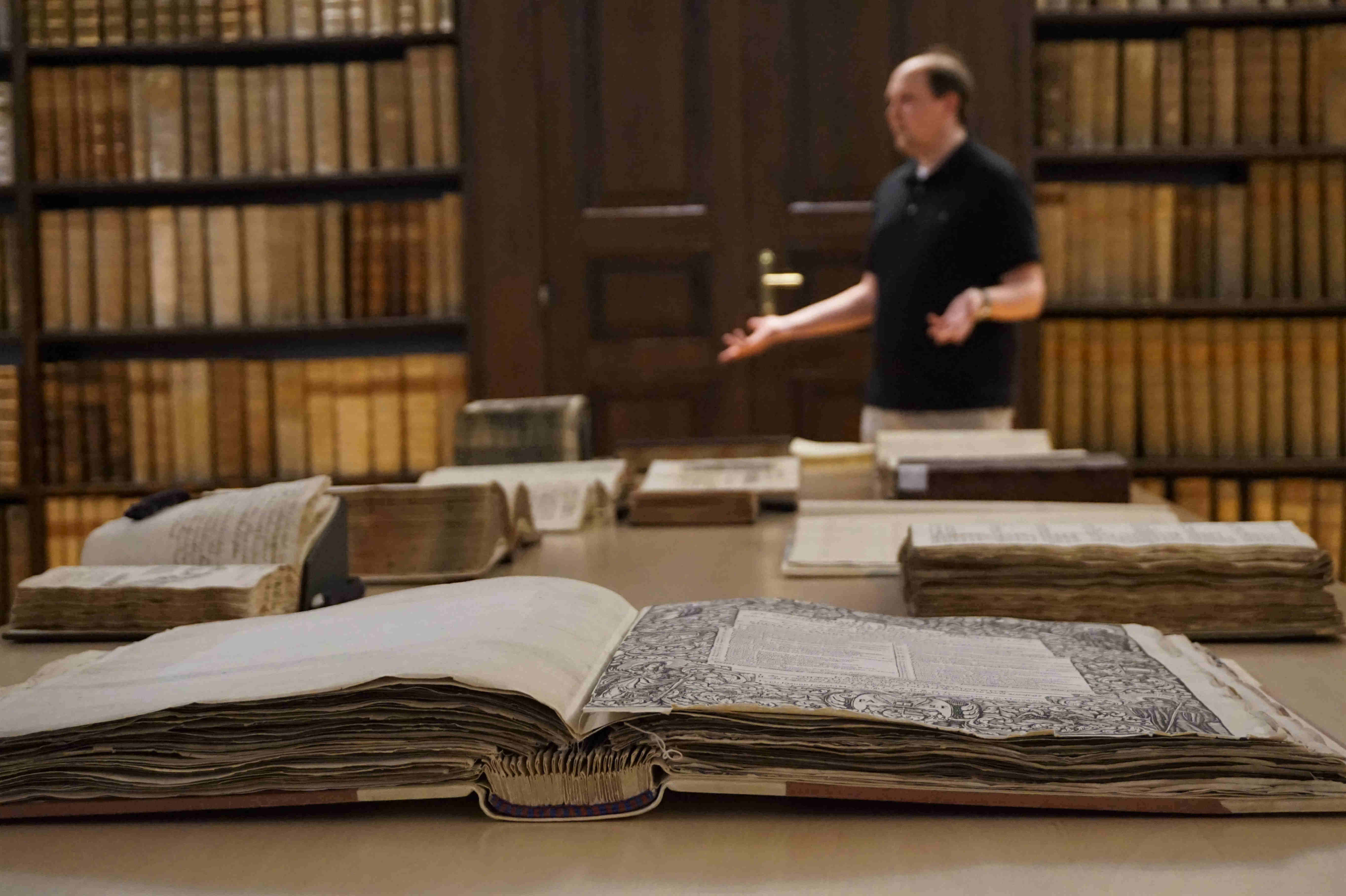 Historische Bücher und wertvolle Texte zeugen von der langen Vergangenheit der Uni Salzburg.