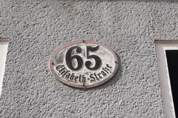 Kachel Geschichte von nebenan
